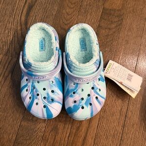 NWT Marbled Crocs fuzzy lined size j1